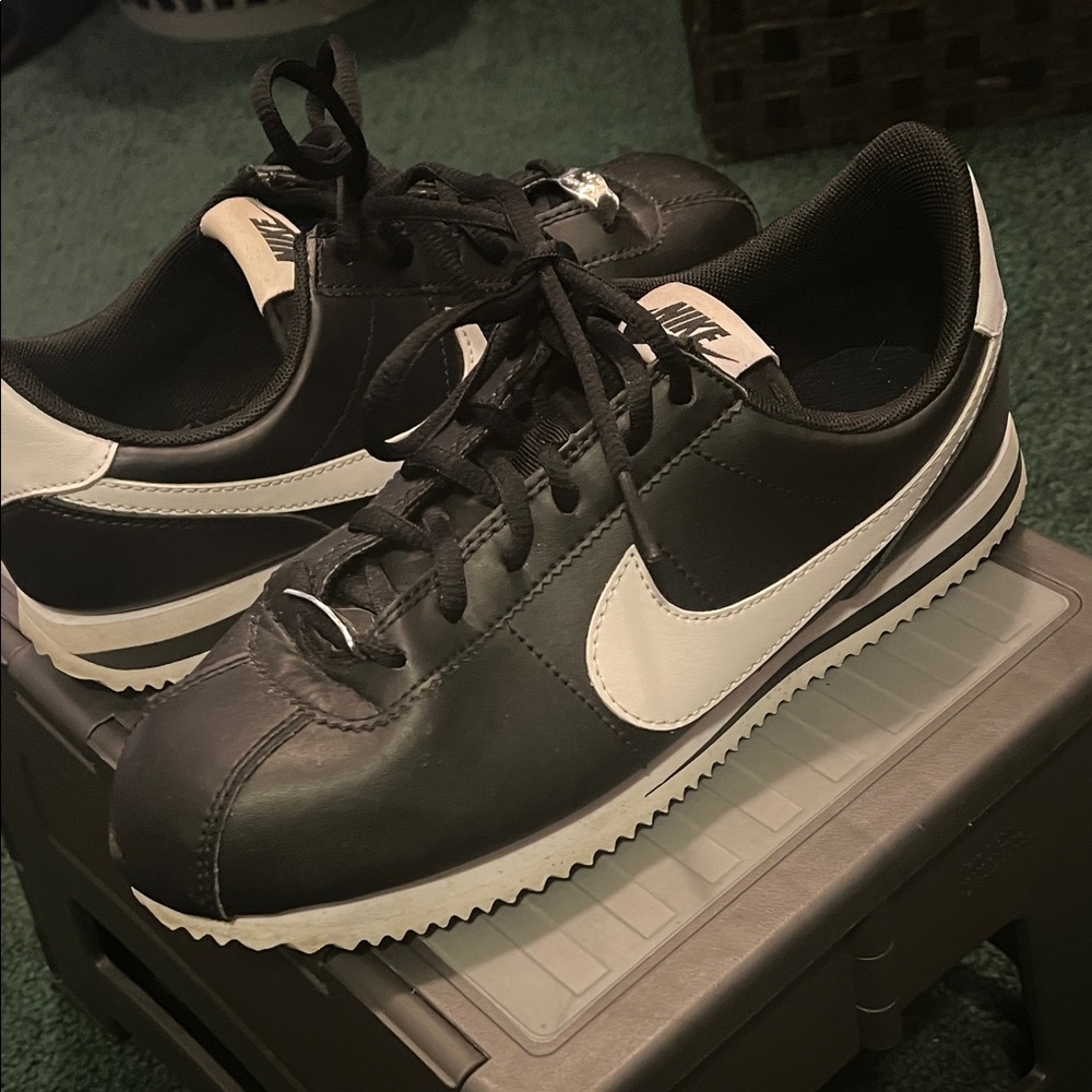 Nike Men's Black and White Classic Sneakers